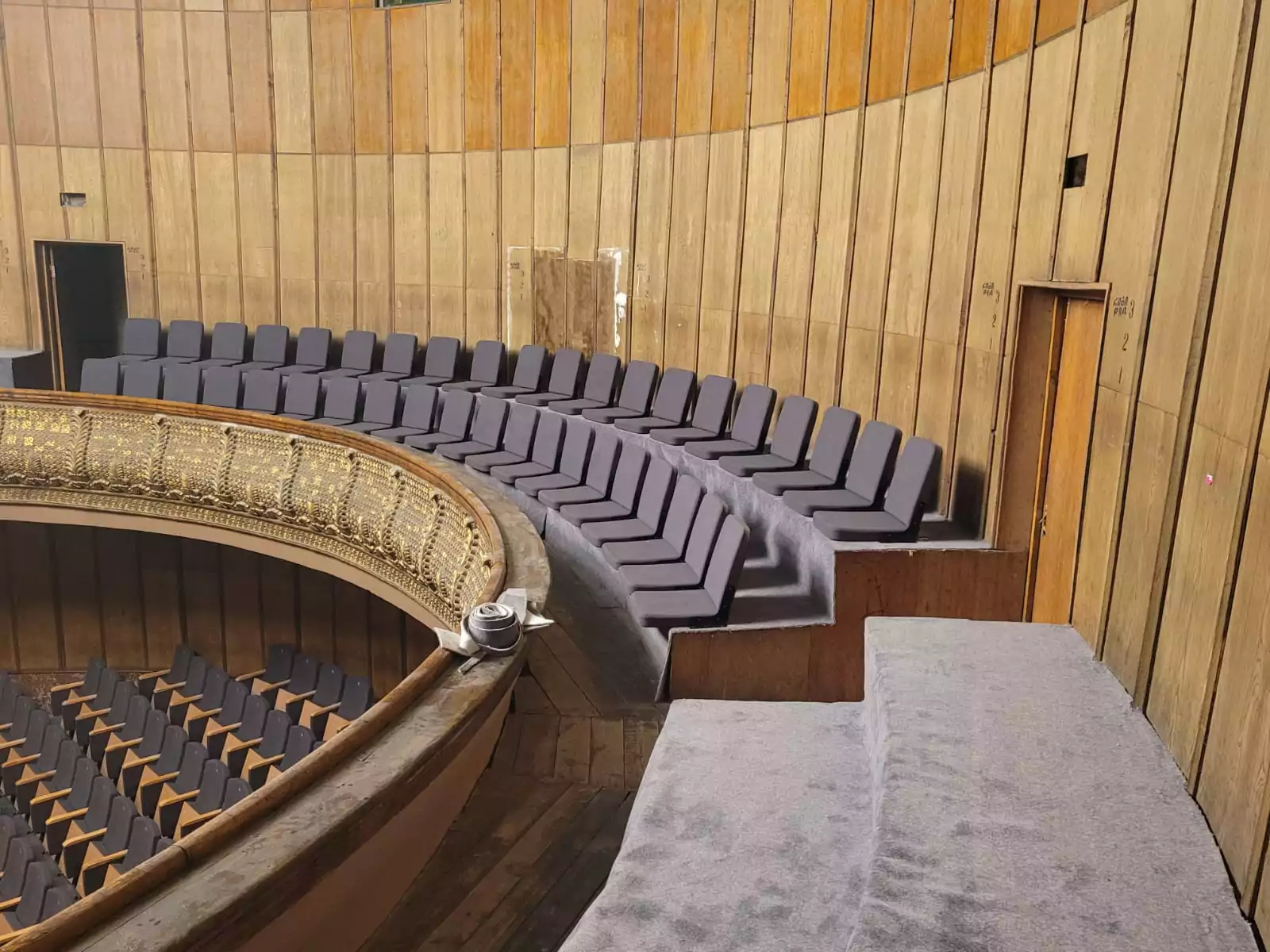 Hochwertige Theater Sitze mit ergonomischem Design, die Komfort und Stil in jedem Veranstaltungsraum gewährleisten. Image